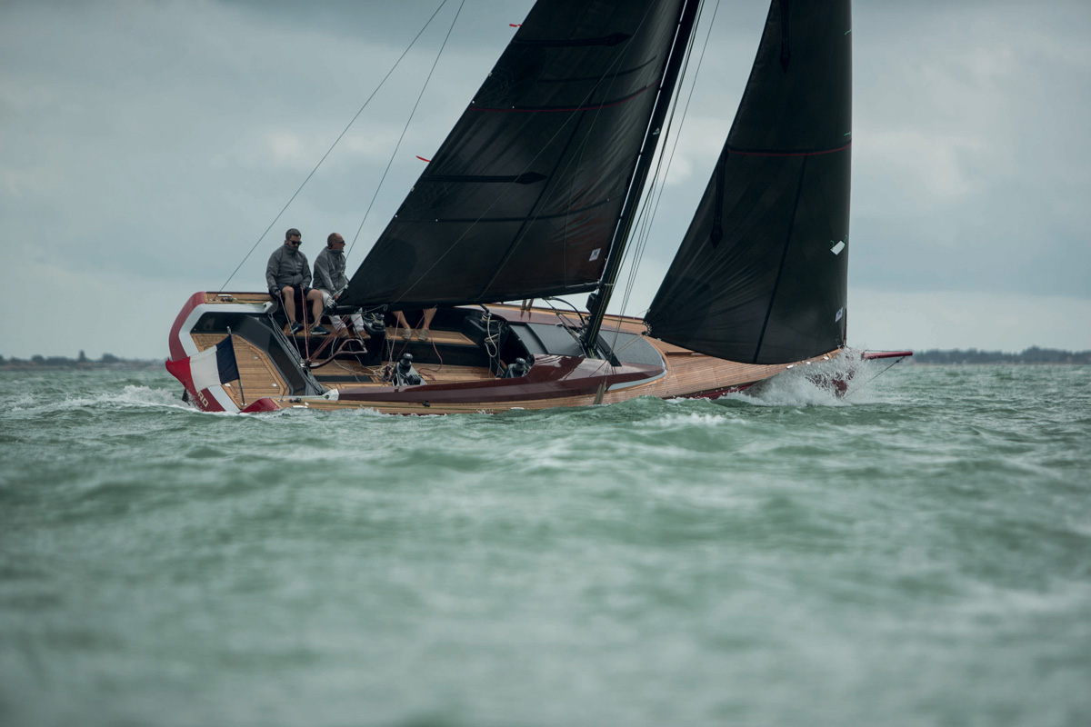 voilier tofinou dans les vagues de l'ocean