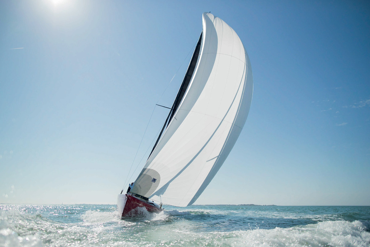 voilier tofinou dans les vagues de l'ocean